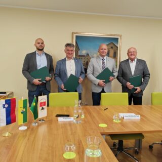 župan Občine Prebold (vodilna partnerica projekta) mag. Marko Repnik, župan Občine Žalec Janko Kos in podžupan Občine Polzela Igor Pungartnik