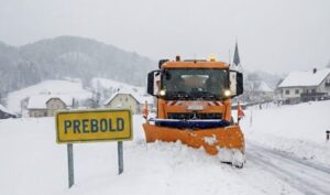 Pluženje ceste ob tabli Prebold